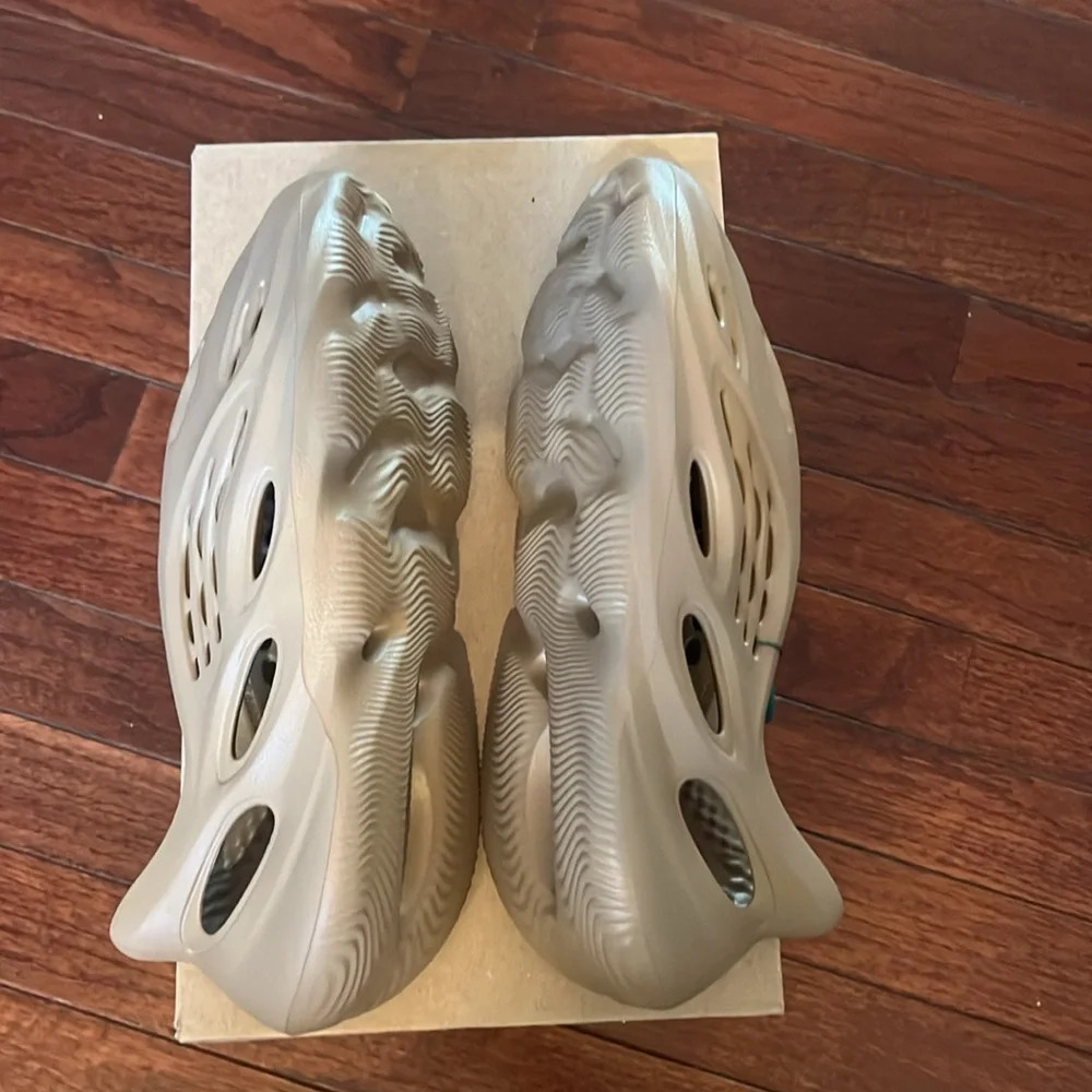 Yeezy Foam RNR - Picture 1 of 8